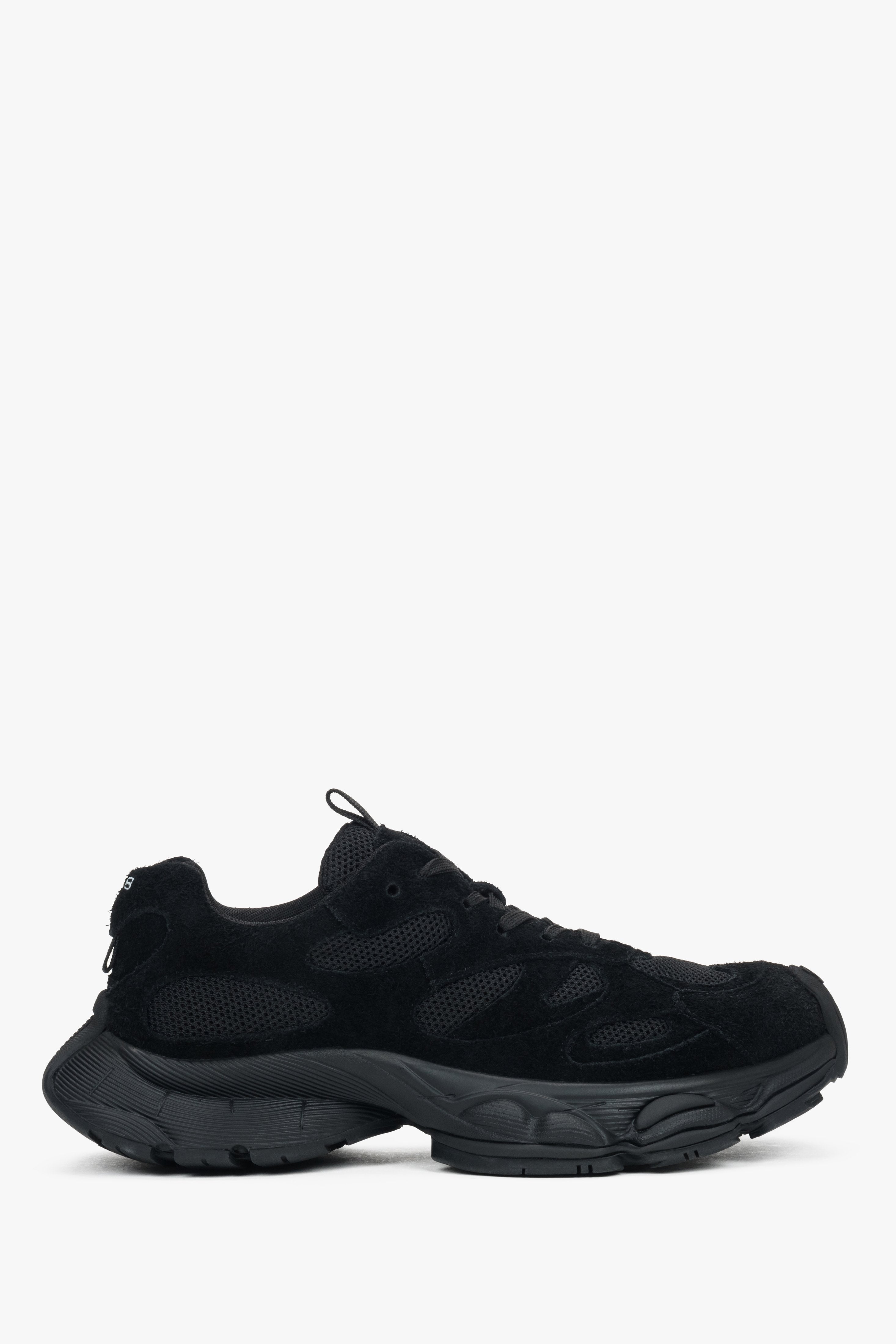 Flache Seitenansicht des schwarzen Sneakers mit markanter Plateau-Sohle