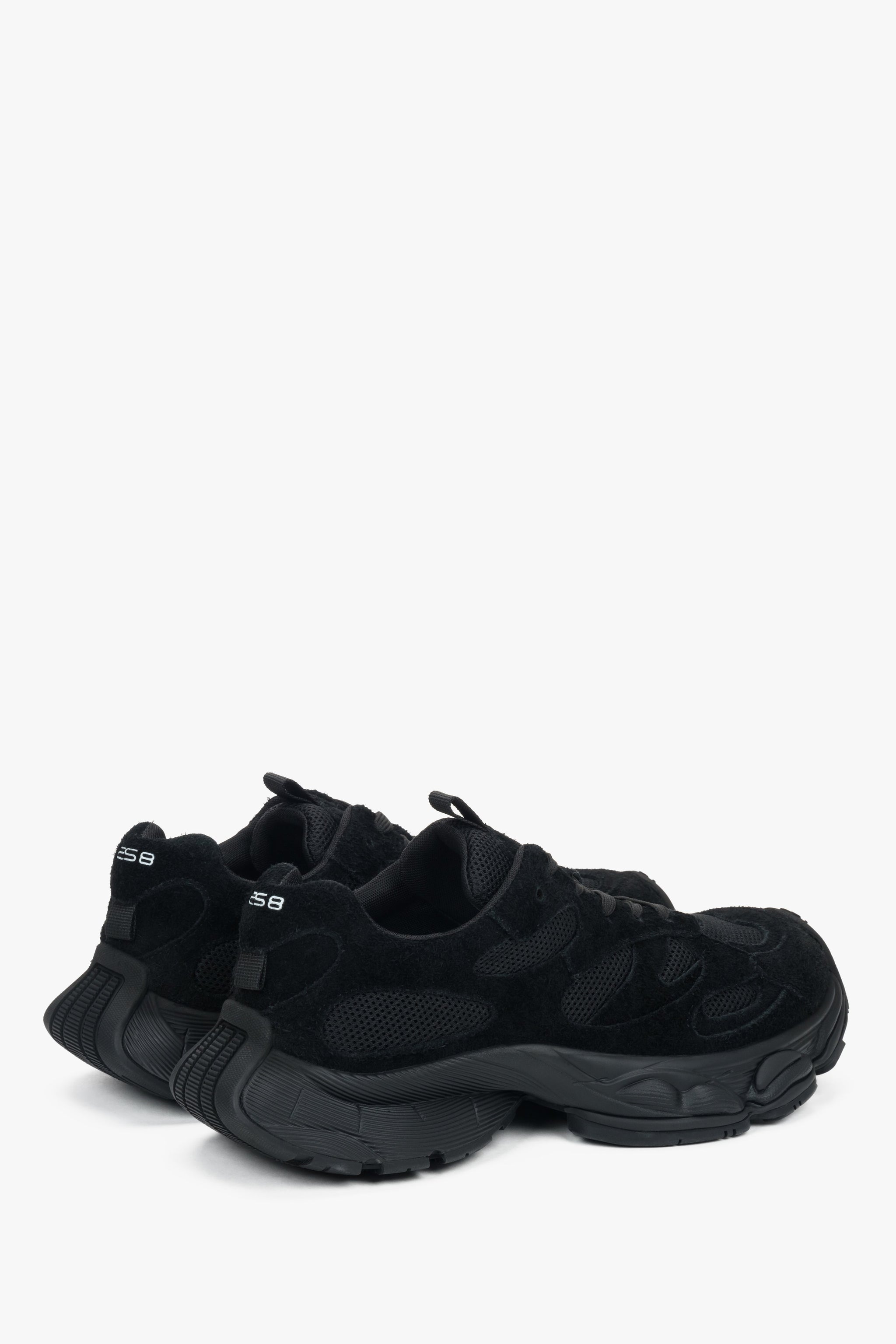 Rückwärtige Schrägansicht der massiven, aber leichten Plattform-Sneaker