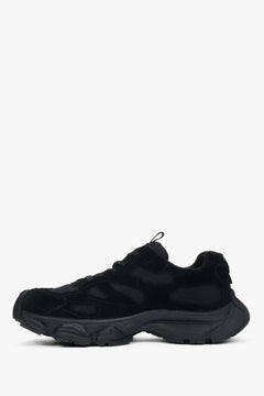 Profilansicht des schwarzen Sneakers mit markanter Plateau-Sohle