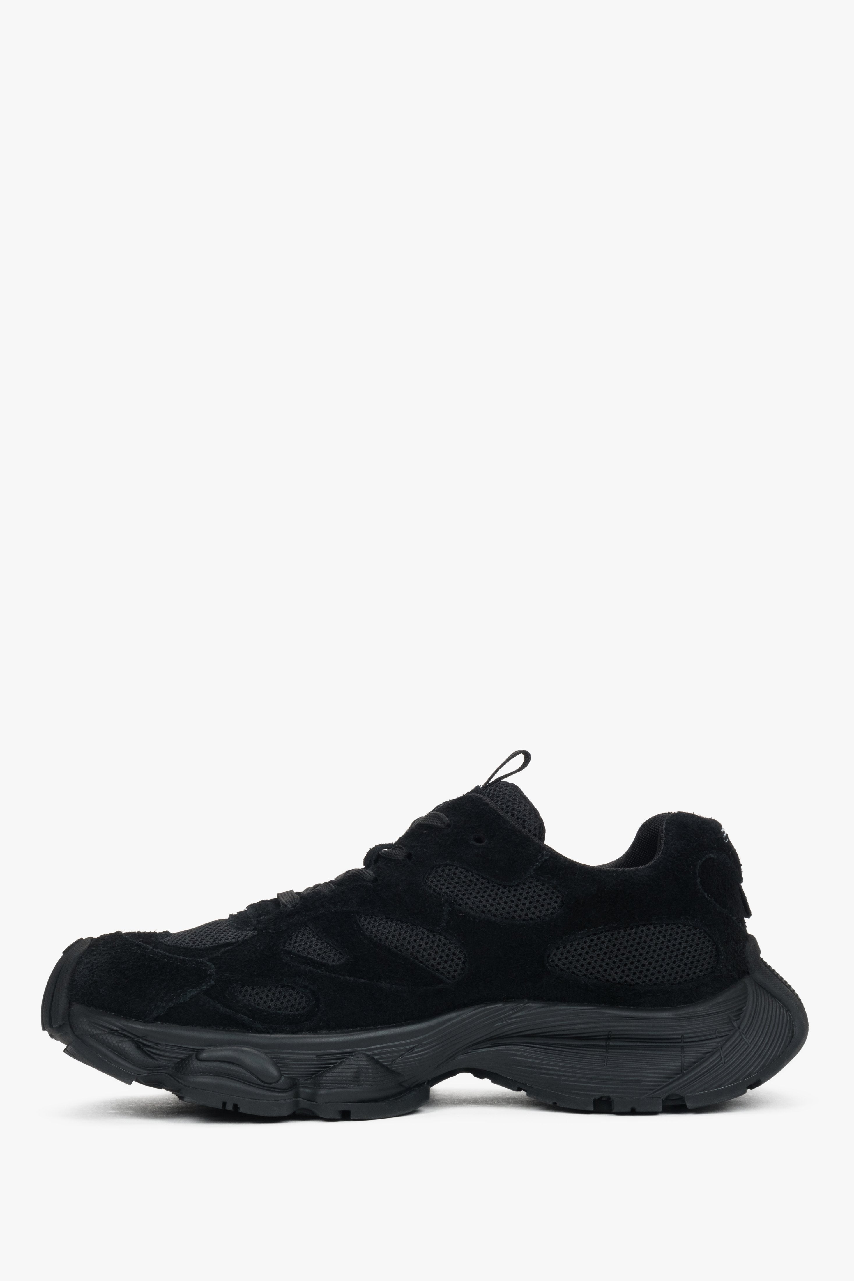 Profilansicht des schwarzen Sneakers mit markanter Plateau-Sohle