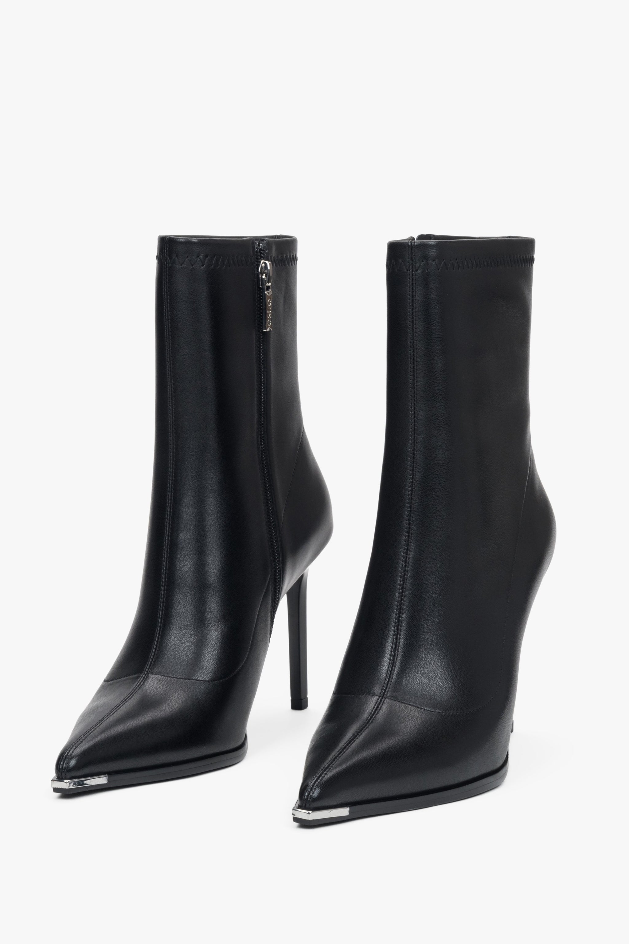 Damen-Lederstiefeletten mit Stiletto-Absatz in Schwarz und elastischem Schaft von Estro.