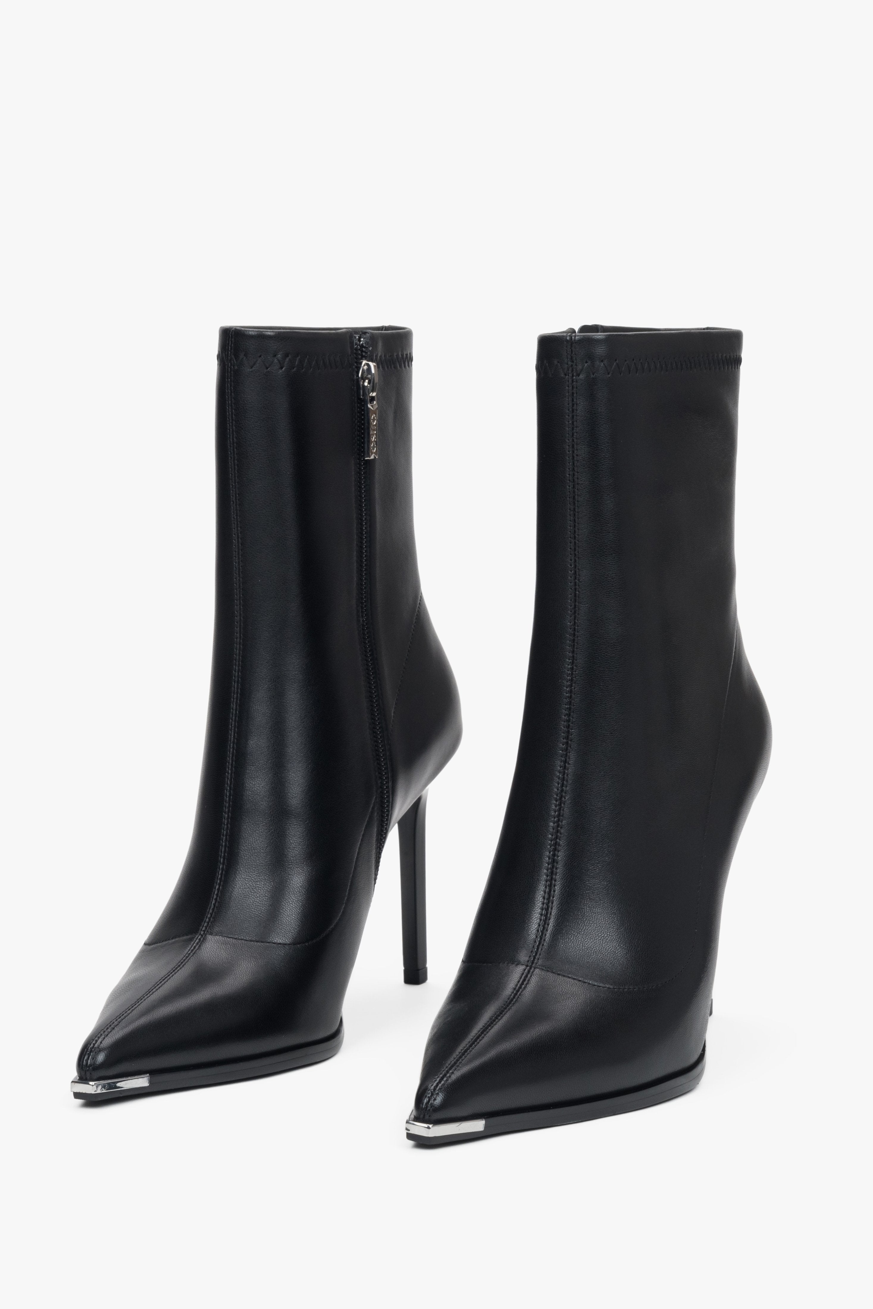 Damen-Lederstiefeletten mit Stiletto-Absatz in Schwarz und elastischem Schaft von Estro.