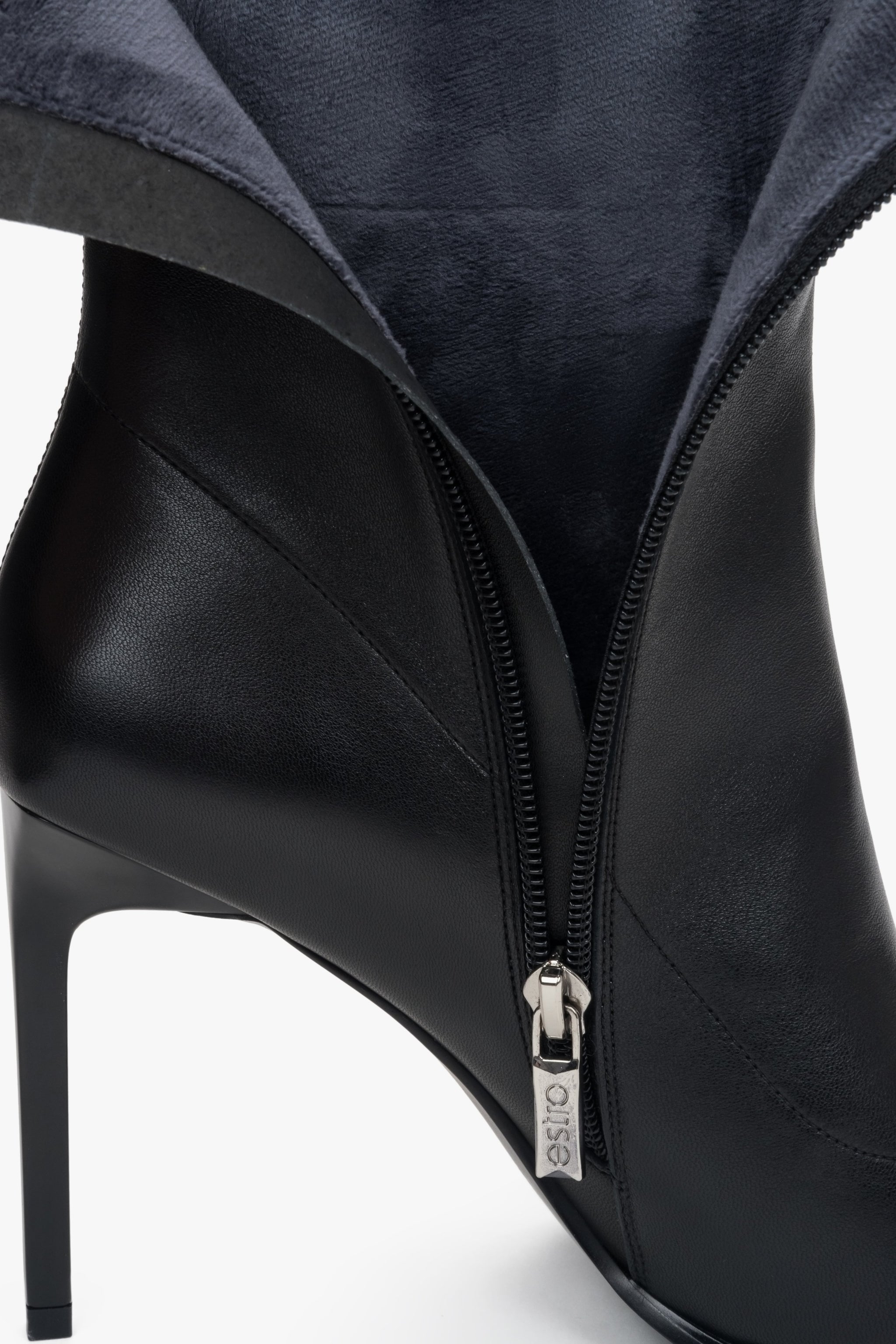 Damen Schwarze Lederstiefeletten mit Stiletto-Absatz und elastischem Schaft von Estro.