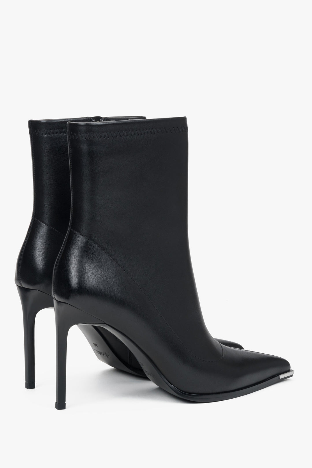 Stylische schwarze Lederstiefeletten für Damen mit Stiletto-Absatz und elastischem Schaft von Estro.
