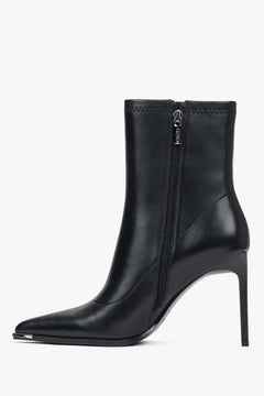 Estro Damen-Lederstiefeletten in Schwarz mit Stiletto-Absatz und elastischem Schaft – Seitenansicht.