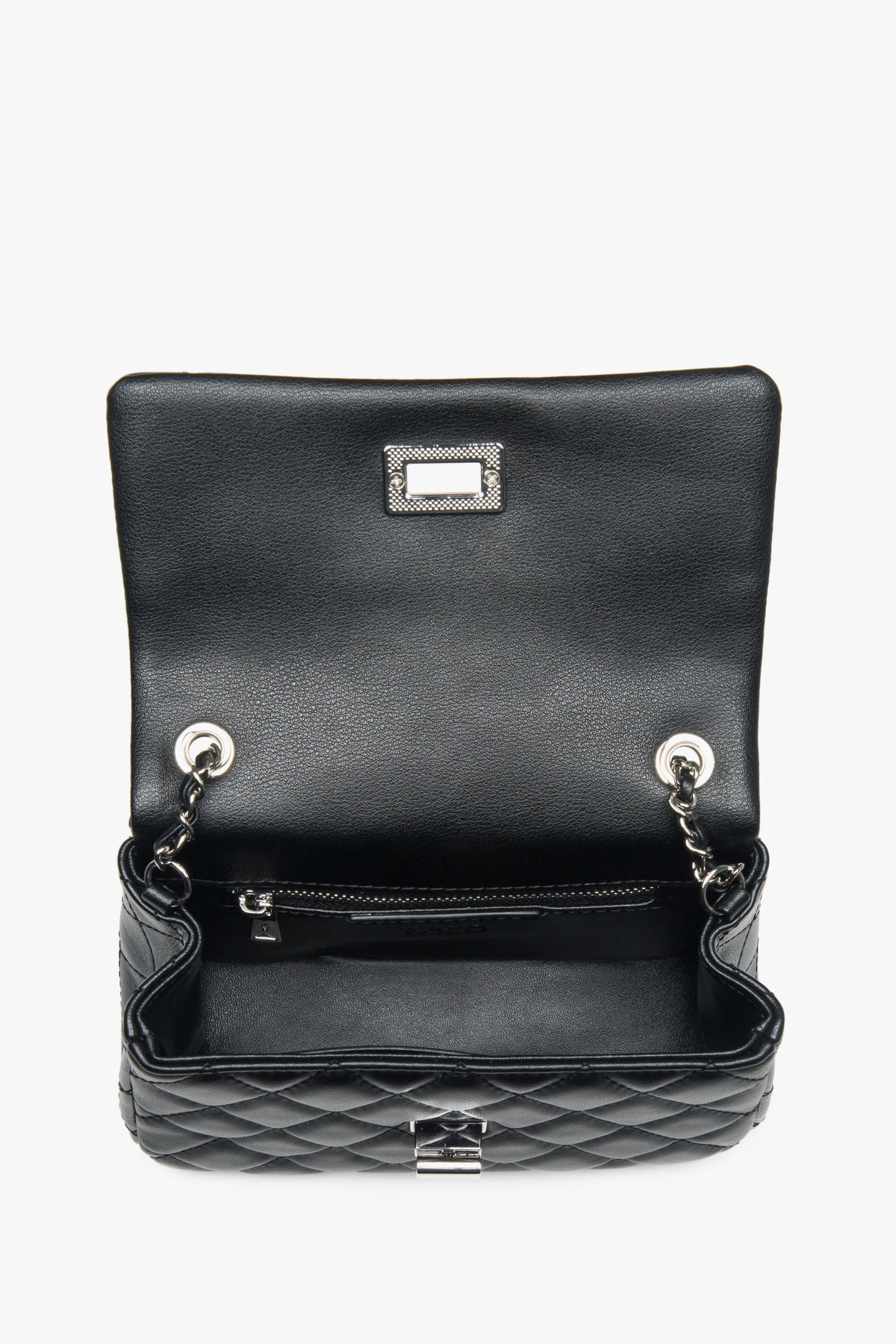 Blick in das geöffnete Innere der schwarzen Tasche mit Lederauskleidung und Fächern