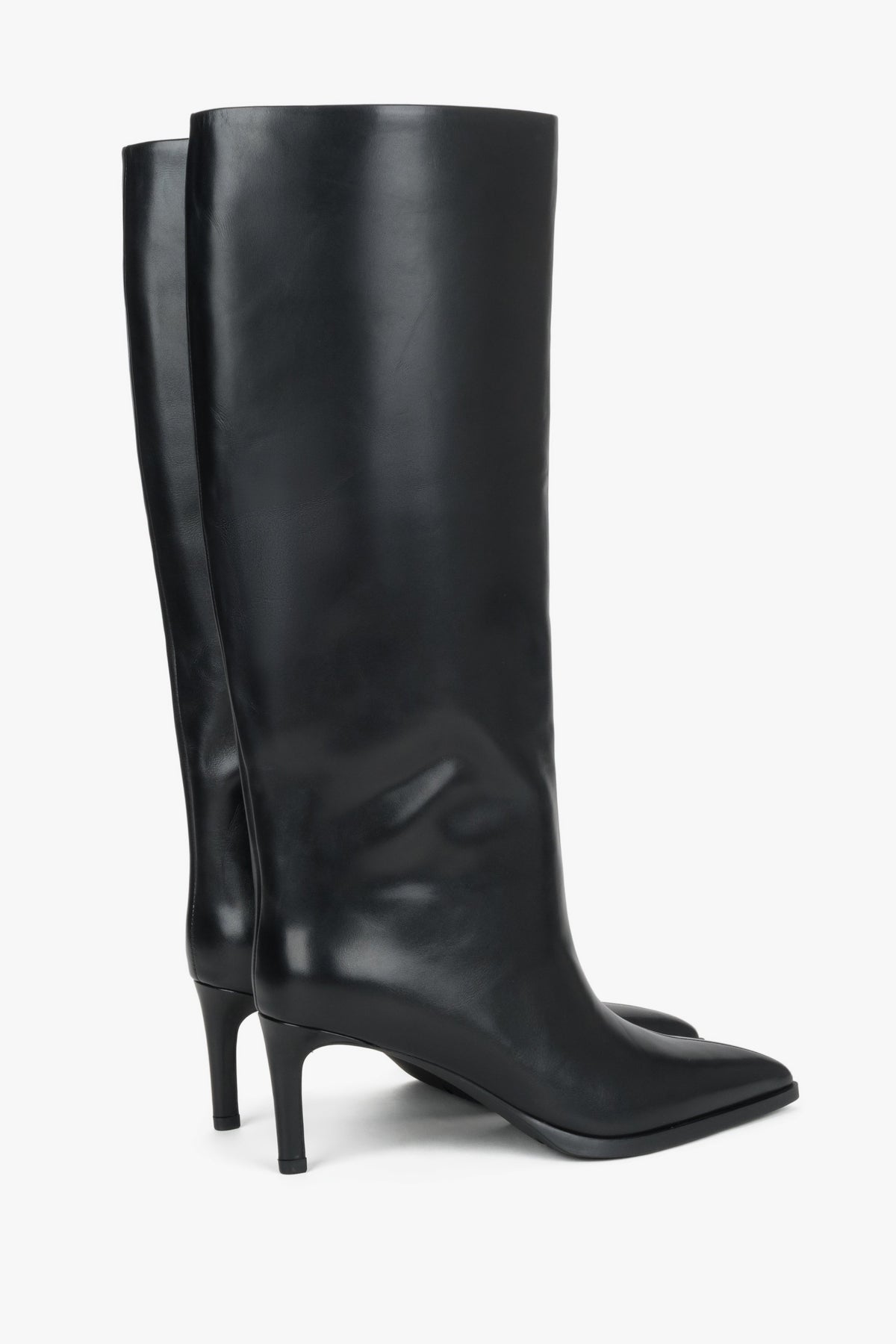 Rückwärtige Ansicht der schwarzen Damen-Stiefel mit hohem Schaft