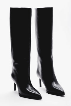 Frontale Ansicht des Paares schwarzer Echtleder-Stiefel von Estro