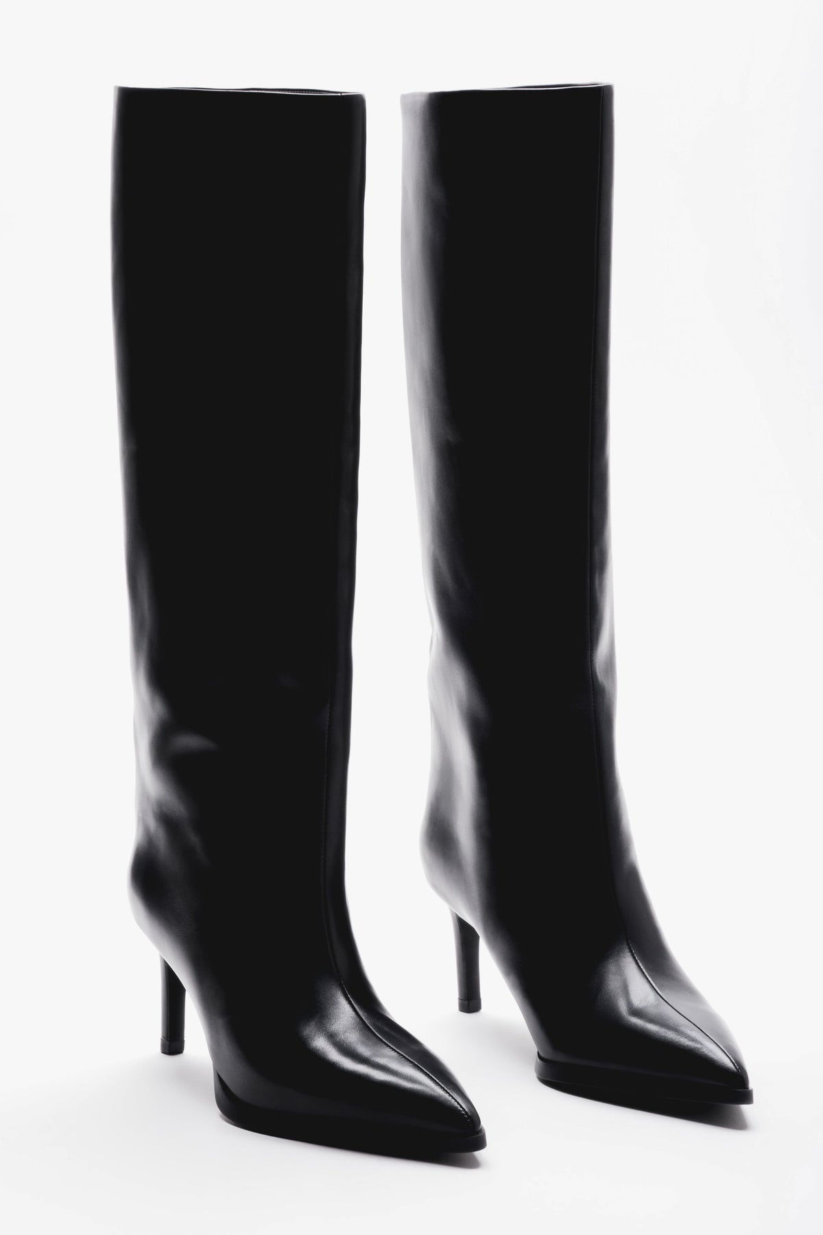 Frontale Ansicht des Paares schwarzer Echtleder-Stiefel von Estro
