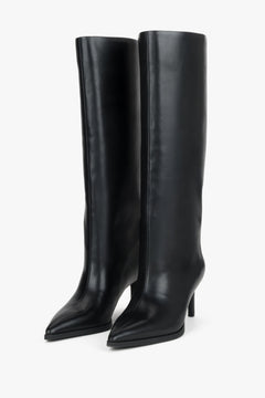 Schräge Perspektive des Paares eleganter schwarzer Damen-Stiefel