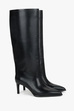 Seitenansicht der schwarzen Stiefel auf hellem Hintergrund,,