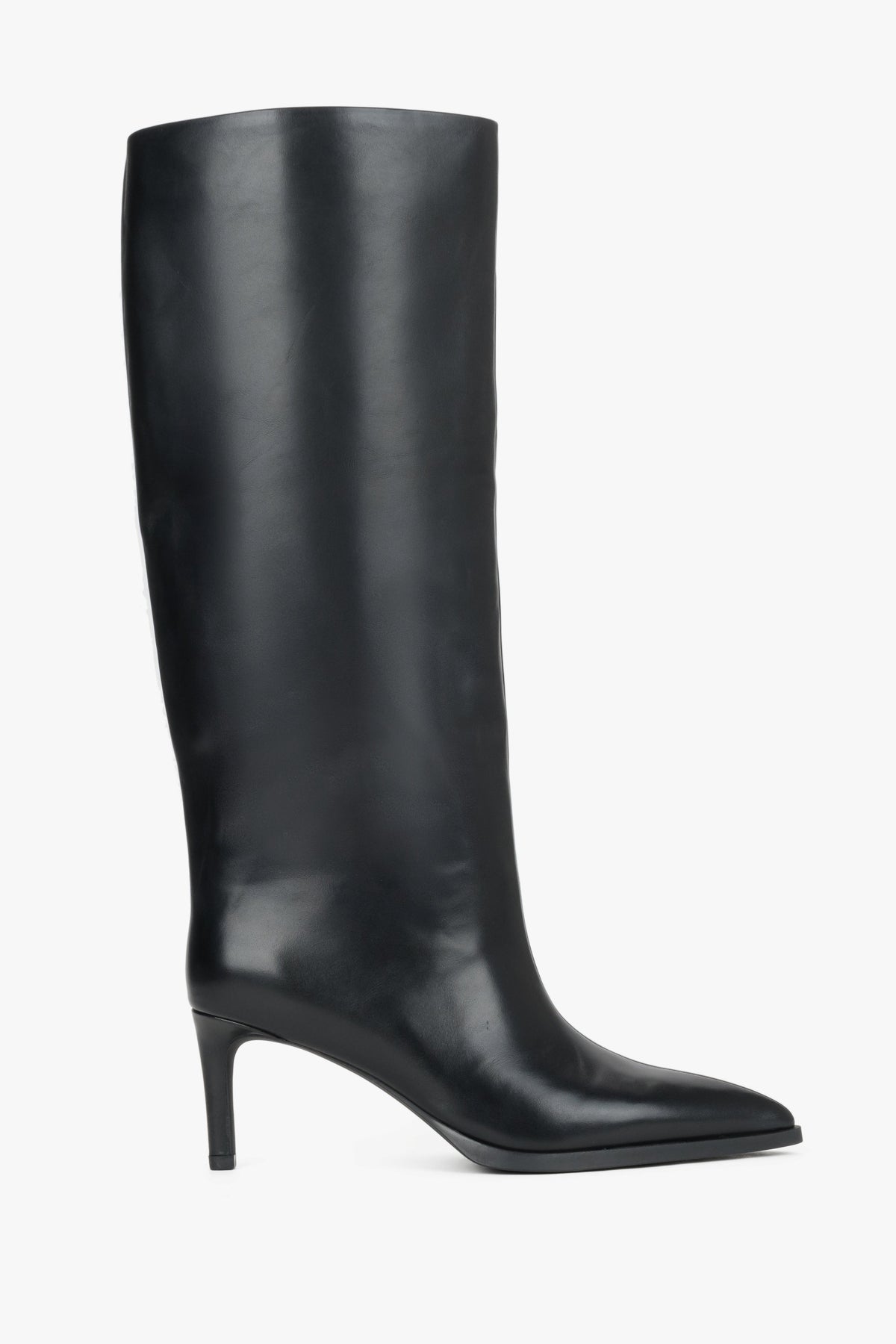 Elegantes Profil der schwarzen Damen-Stiefel mit spitzer Zehenpartie