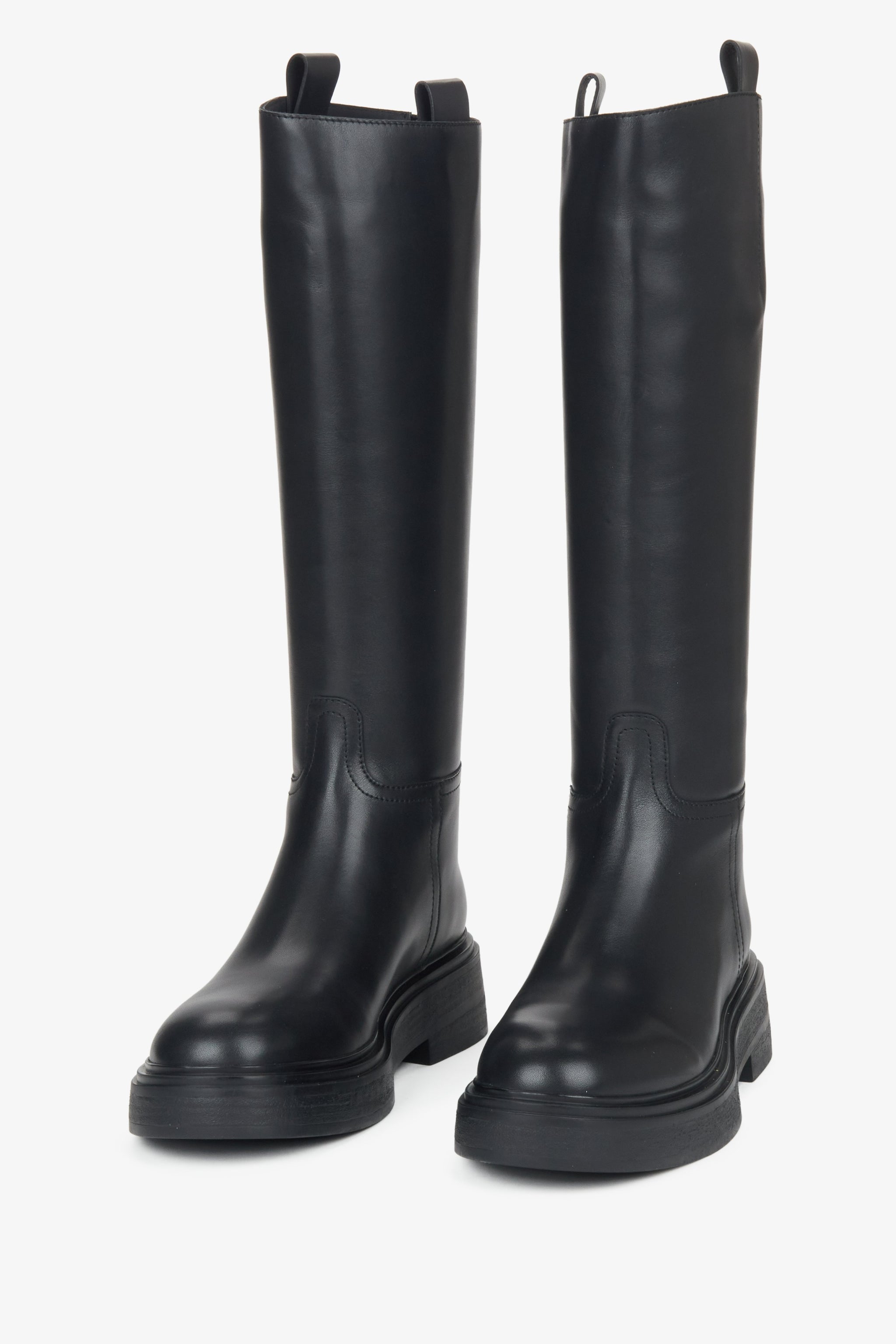 Frontale Ansicht der hohen Damenstiefel zur Veranschaulichung der klaren Silhouette