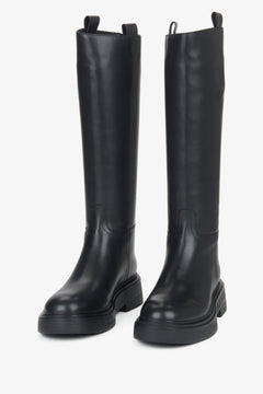 Frontale Ansicht der hohen Damenstiefel zur Veranschaulichung der klaren Silhouette