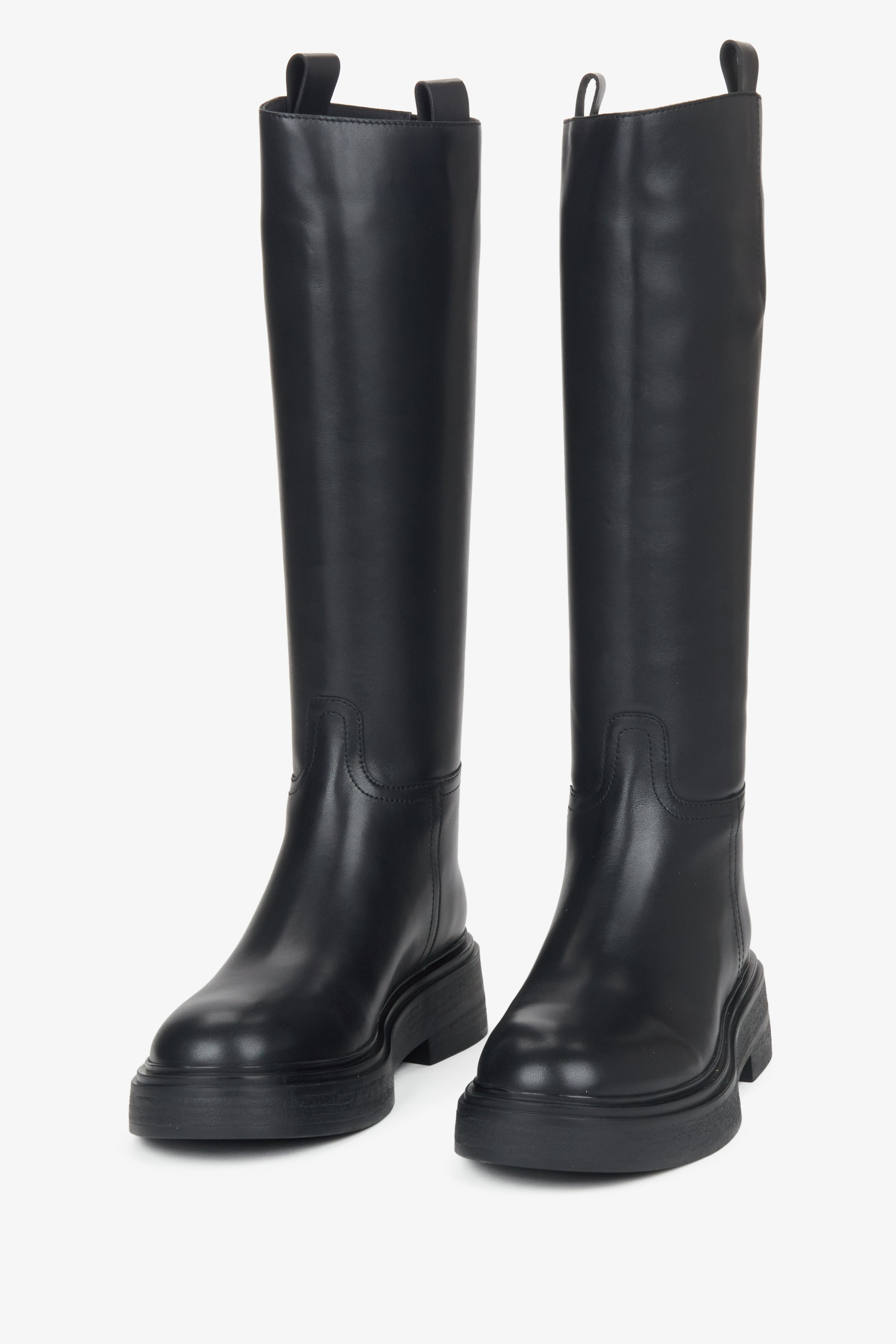 Frontale Ansicht der hohen Damenstiefel zur Veranschaulichung der klaren Silhouette