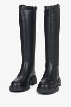 Leicht seitliche Frontansicht der Plateaustiefel für ein umfassendes Bild des Designs