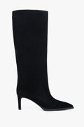 Flaches Seitenprofil des schwarzen Damen-Stiefels aus Veloursleder mit Stiletto-Absatz