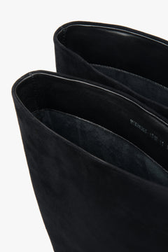 Detailansicht der weiten Schaftöffnung der schwarzen Velours-Stiefel