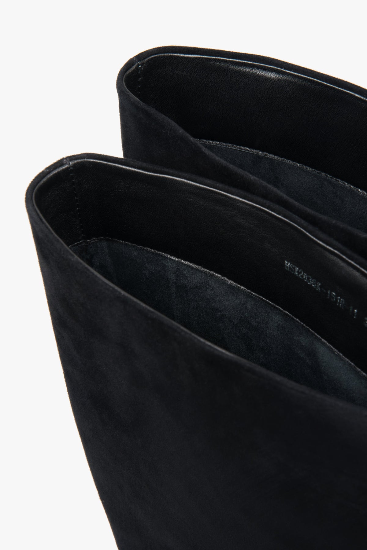 Detailansicht der weiten Schaftöffnung der schwarzen Velours-Stiefel