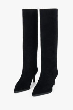 Schräge Frontalansicht des Paares schwarzer Damen-Stiefel aus Echtvelours