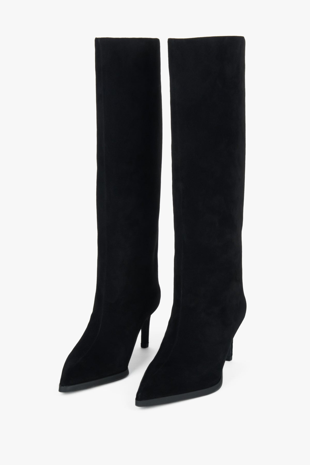 Schräge Frontalansicht des Paares schwarzer Damen-Stiefel aus Echtvelours