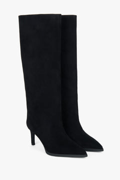 Seitliche Perspektive der schwarzen Veloursleder-Stiefel mit spitzer Zehenpartie