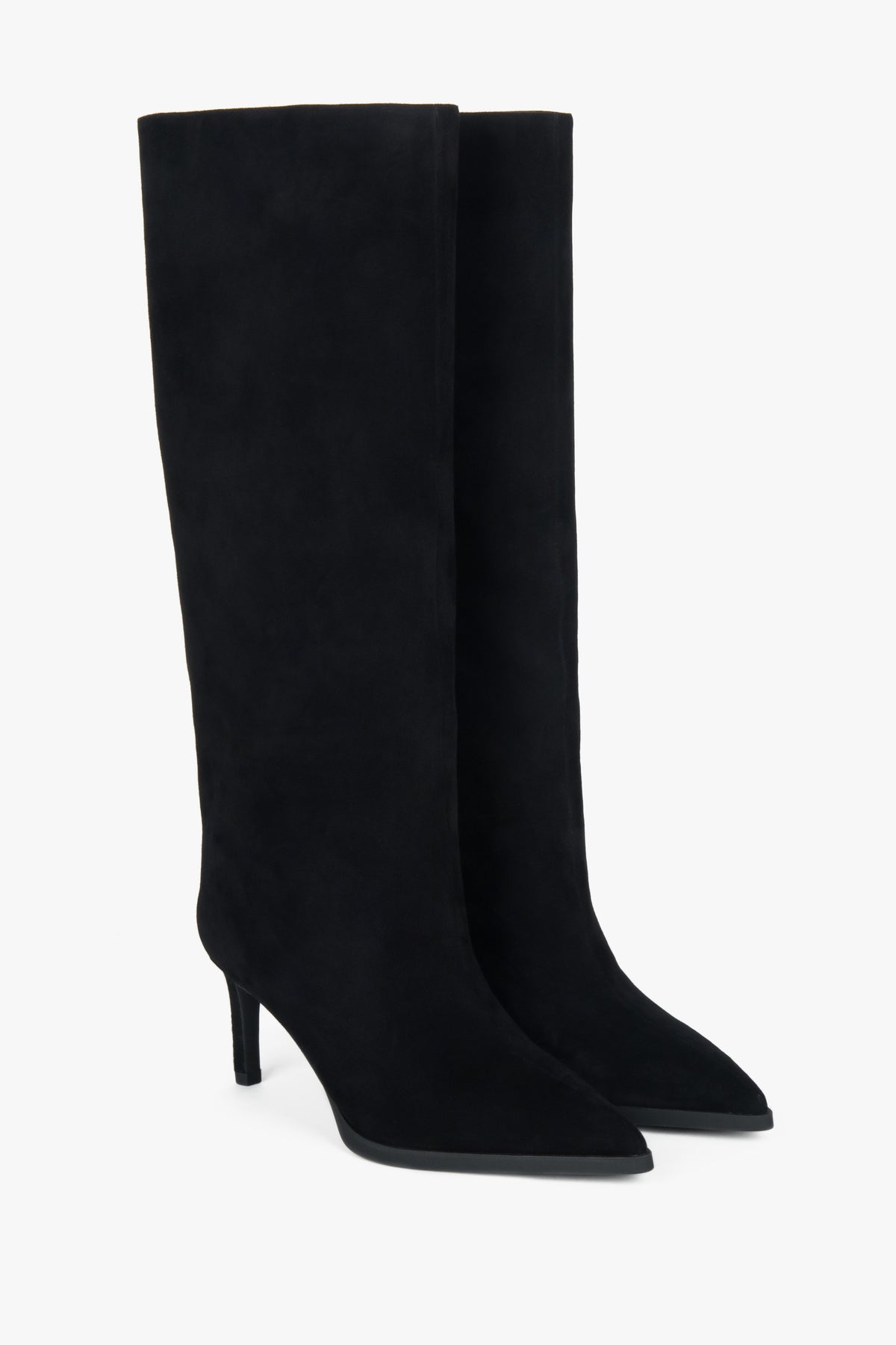Seitliche Perspektive der schwarzen Veloursleder-Stiefel mit spitzer Zehenpartie