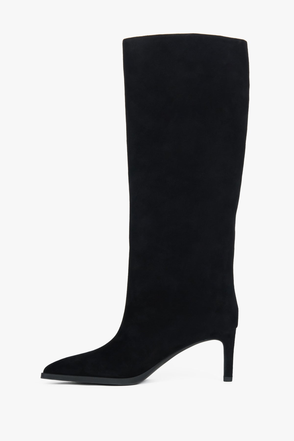 Elegantes Profil der schwarzen Damen-Stiefel mit Absatz auf hellem Hintergrund