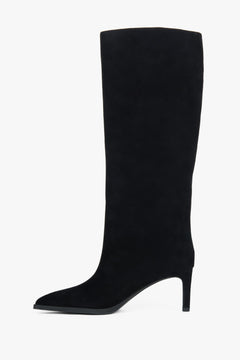 Elegantes Profil der schwarzen Damen-Stiefel mit Absatz auf hellem Hintergrund