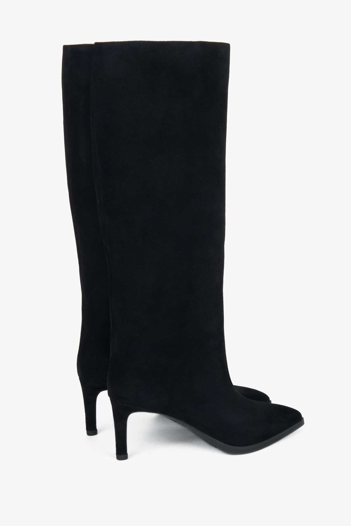 Schräge Perspektive des Paares schwarzer Damen-Stiefel aus Veloursleder mit Stiletto-Absatz
