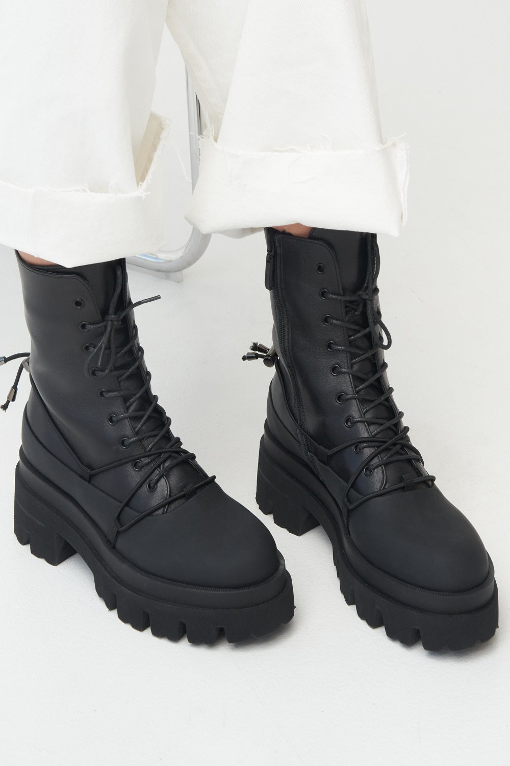 Schwarze Damen-Stiefelette aus echtem Leder Estro ER00111821.