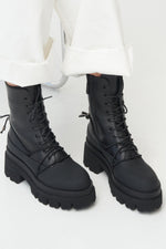 Schwarze Damen-Stiefelette aus echtem Leder Estro ER00111821.