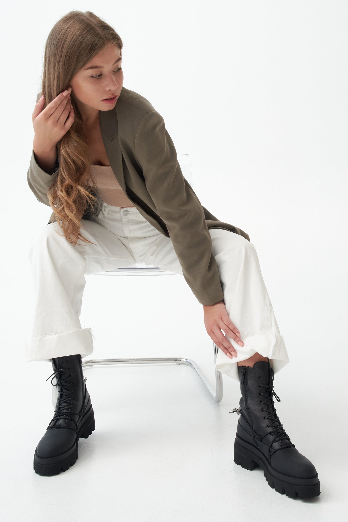 Damen-Stiefeletten im Worker-Stil, hoch, aus echtem Leder in Schwarz von Estro – Präsentation des Schuhwerks am Model.
