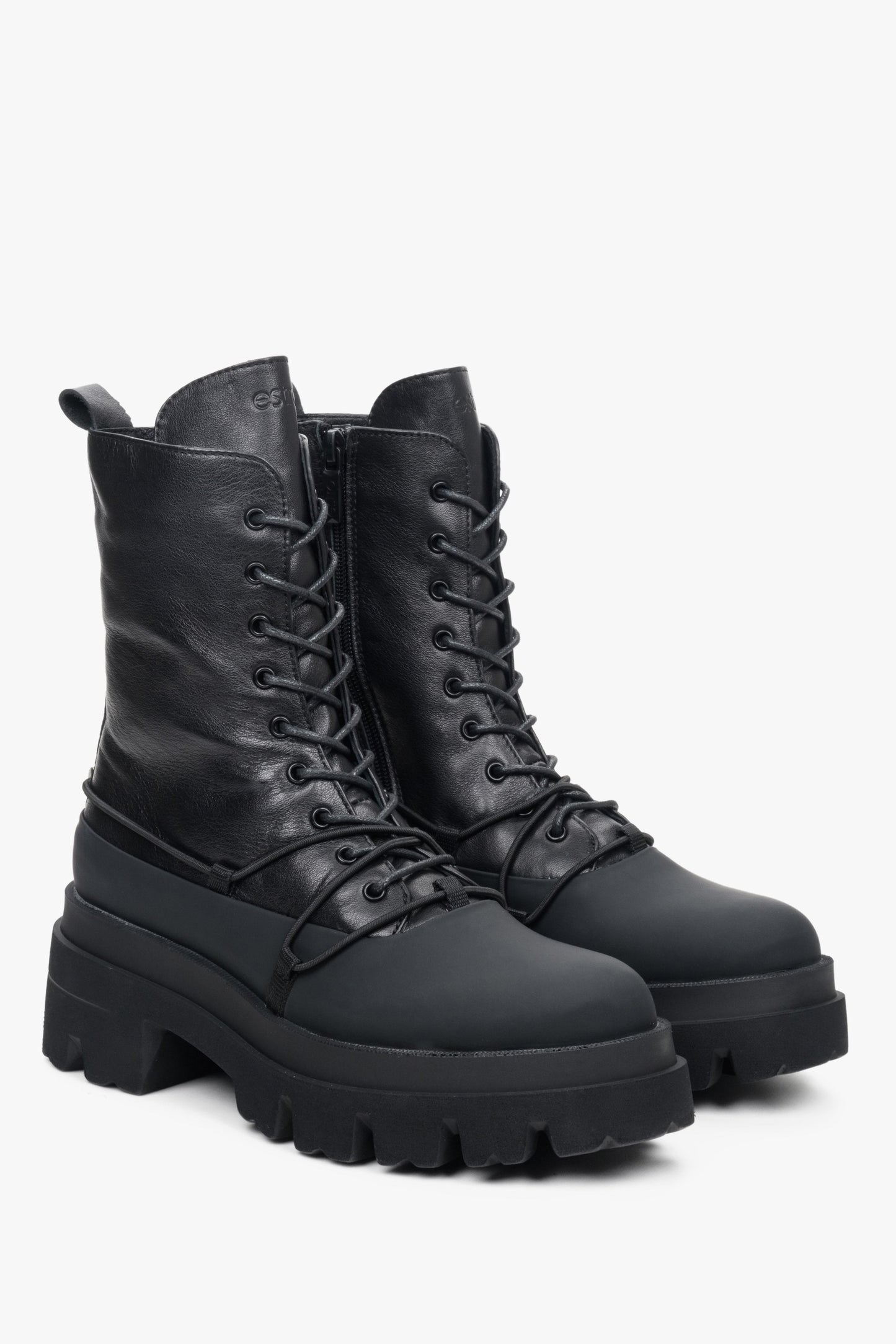 Hohe Damen-Workerboots mit Schnürung aus echtem Leder in Schwarz von Estro – Nahaufnahme der Zehenpartie und der Seitenblatte.