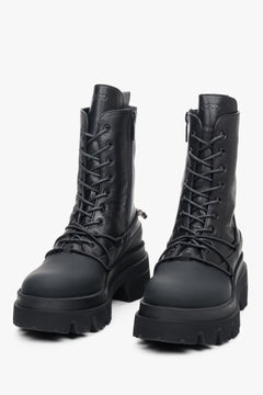 Damen-Workerboots mit Plateausohle und auffälliger Schnürung, aus schwarzem Echtleder von Estro.