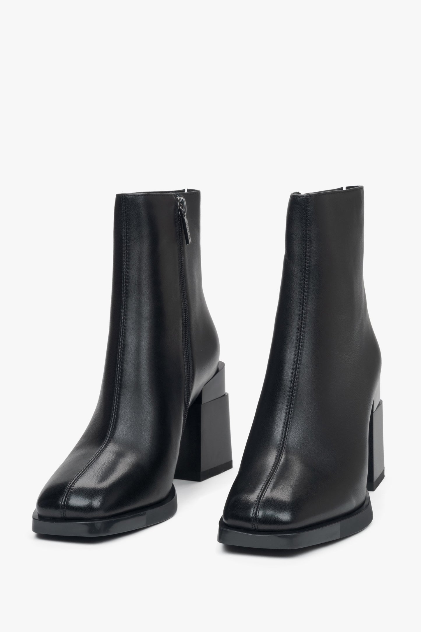 Damen-Stiefeletten in Schwarz aus echtem Leder mit Blockabsatz und leichter Isolierung – Vorderansicht.
