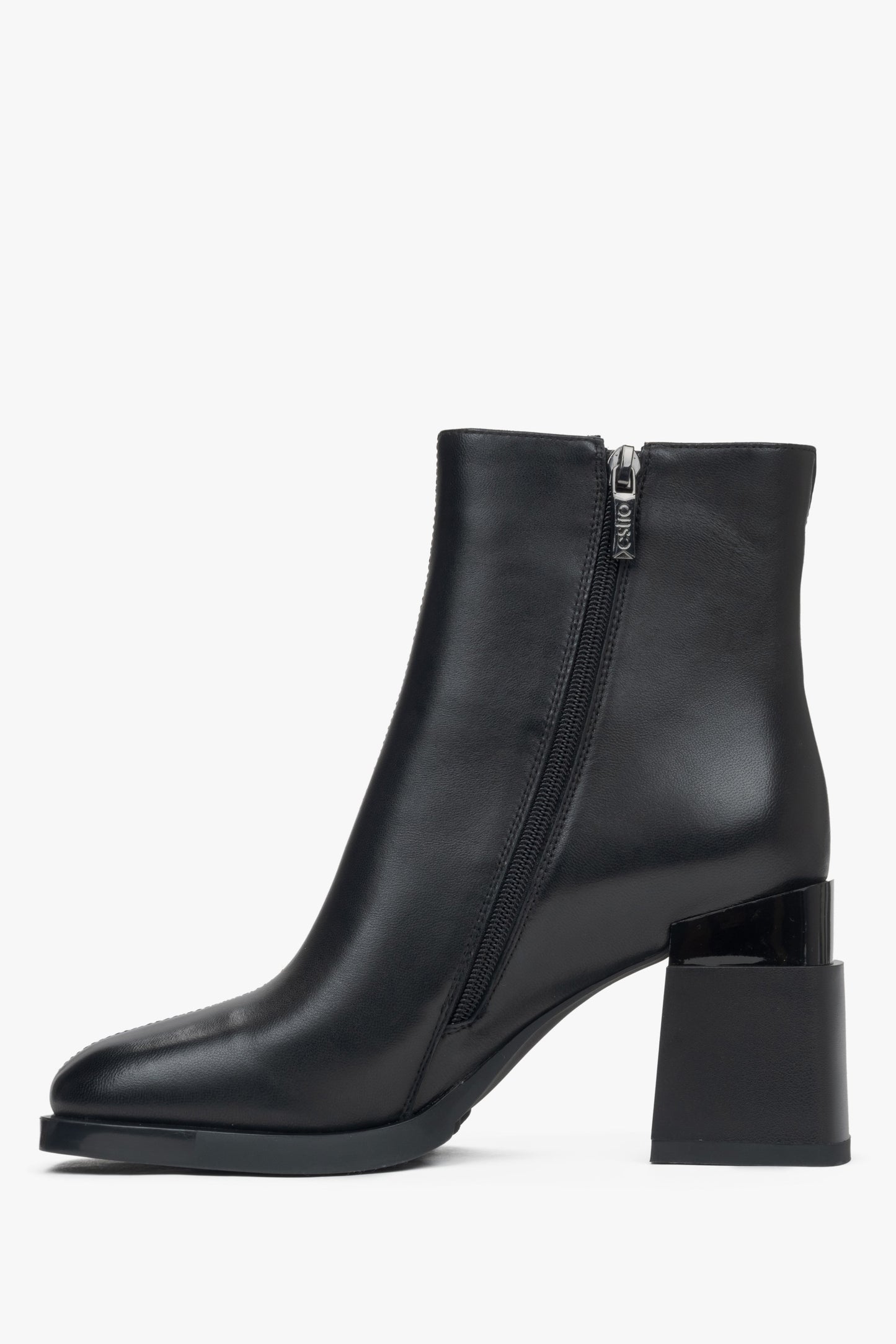 Damen-Stiefeletten in Schwarz aus echtem Leder mit Blockabsatz und leichter Isolierung – Seitenprofil des Schuhs.