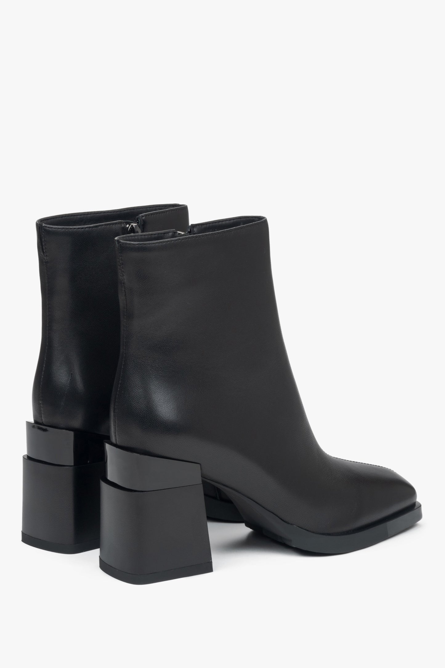 Damen-Stiefeletten in Schwarz aus echtem Leder mit Blockabsatz und leichter Isolierung – Rückansicht des Modells.