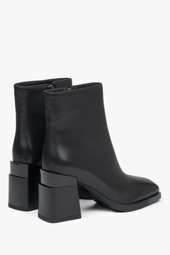 Damen-Stiefeletten in Schwarz aus echtem Leder mit Blockabsatz und leichter Isolierung – Rückansicht des Modells.