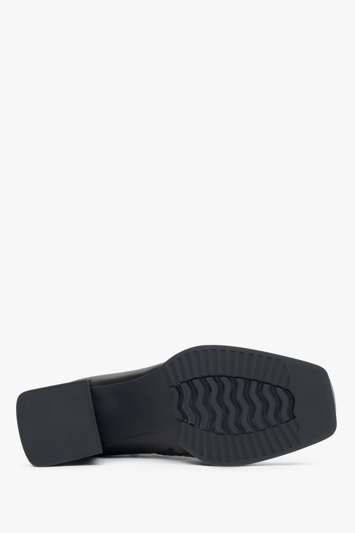 Damen-Stiefeletten in Schwarz aus echtem Leder mit Blockabsatz und leichter Isolierung – Nahaufnahme der Sohle.