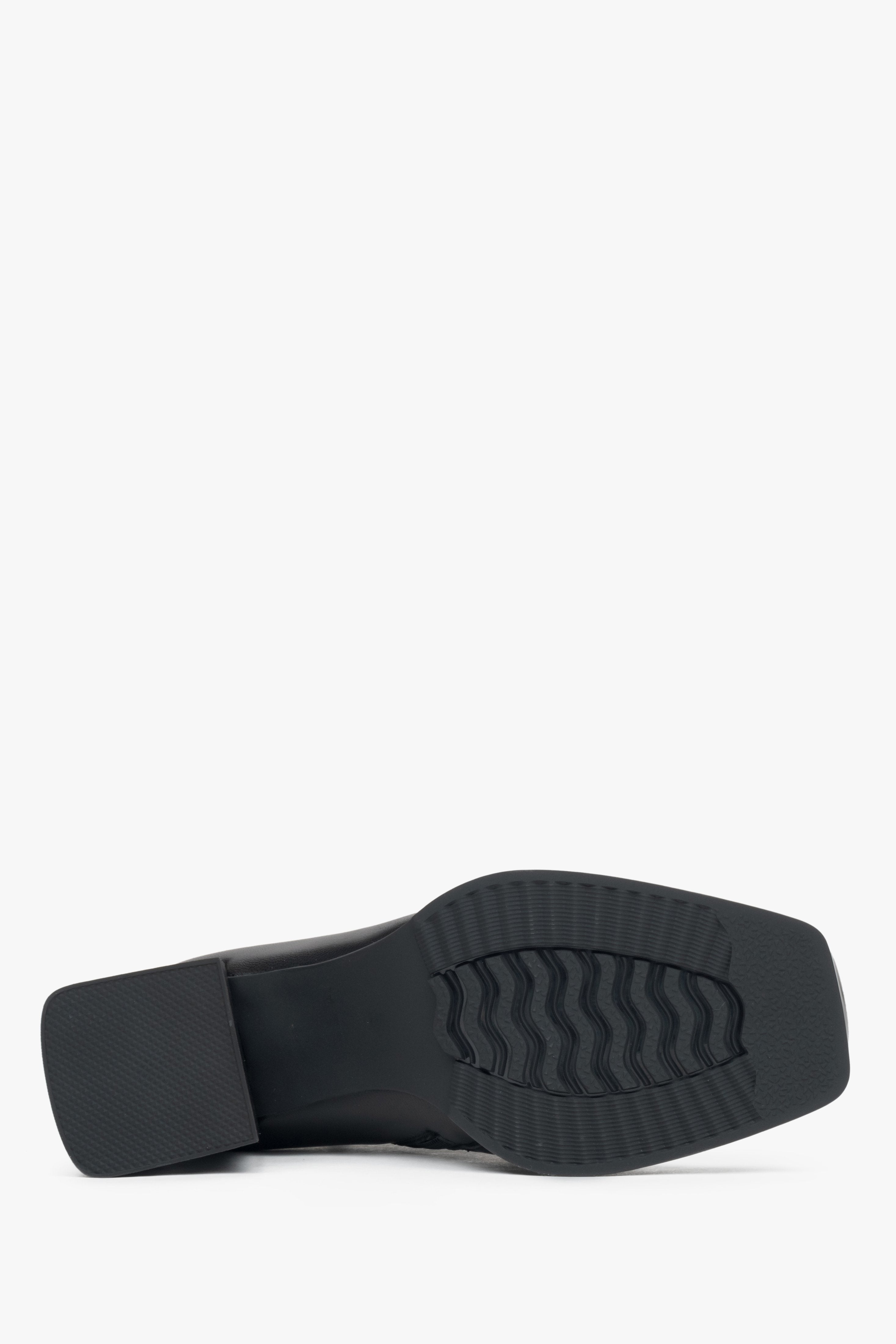 Damen-Stiefeletten in Schwarz aus echtem Leder mit Blockabsatz und leichter Isolierung – Nahaufnahme der Sohle.