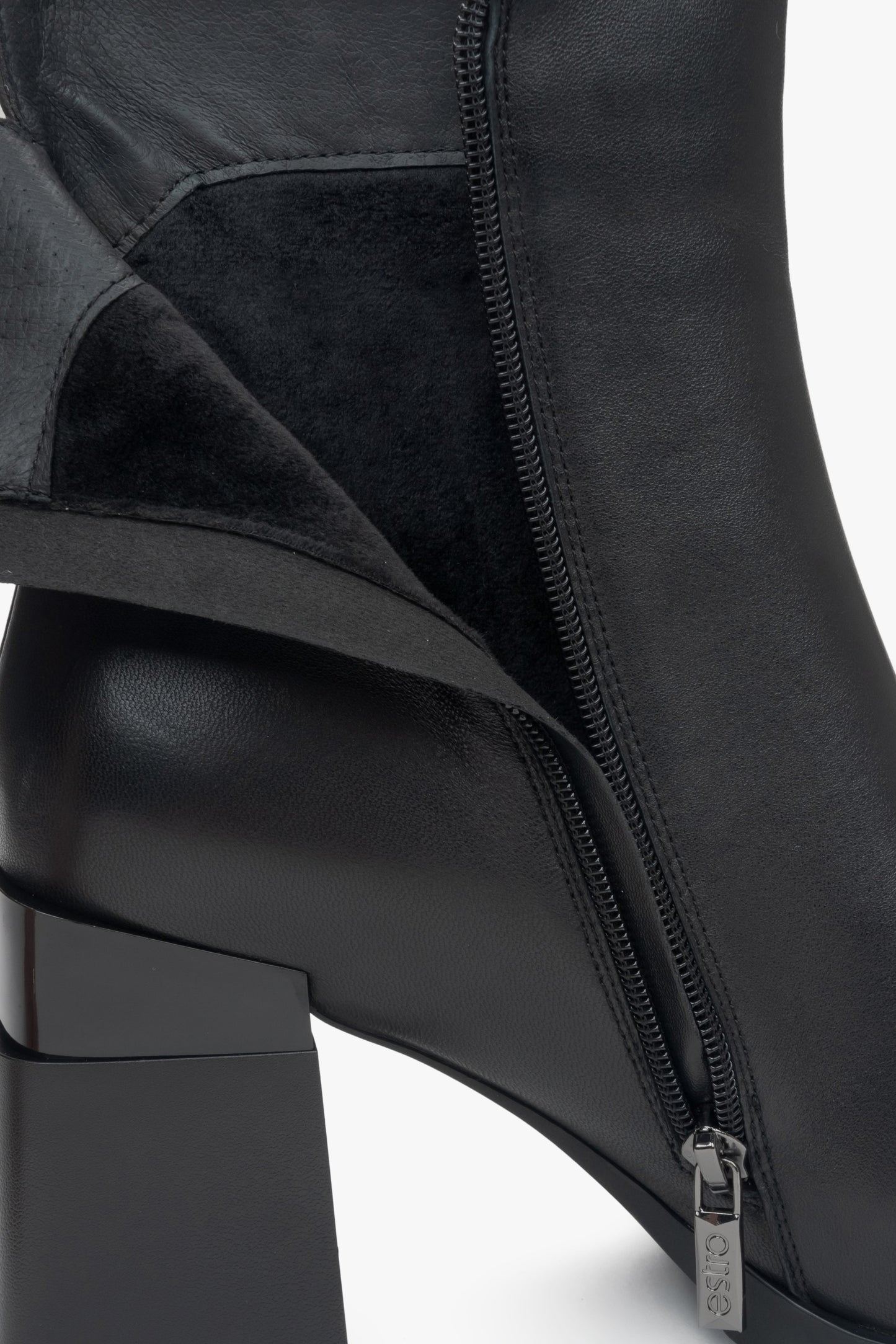 Schwarze Damen-Lederstiefeletten mit Blockabsatz und leichter Isolierung – Innenansicht des Modells.
