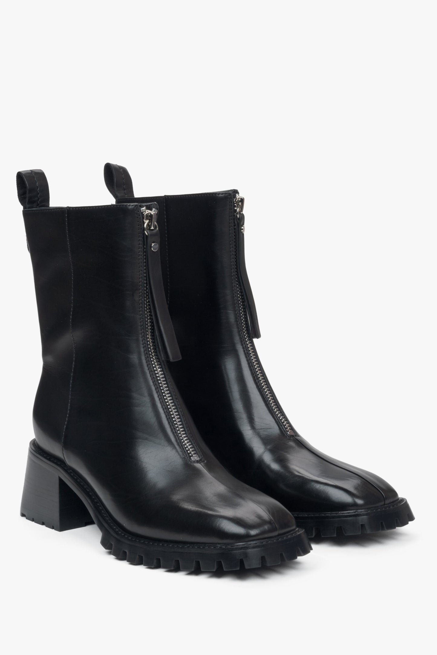 Elegante Damen-Stiefeletten in Schwarz aus echtem Leder mit niedrigem Absatz von Estro – Nahaufnahme der Schuhspitze und der Seitenlinie.