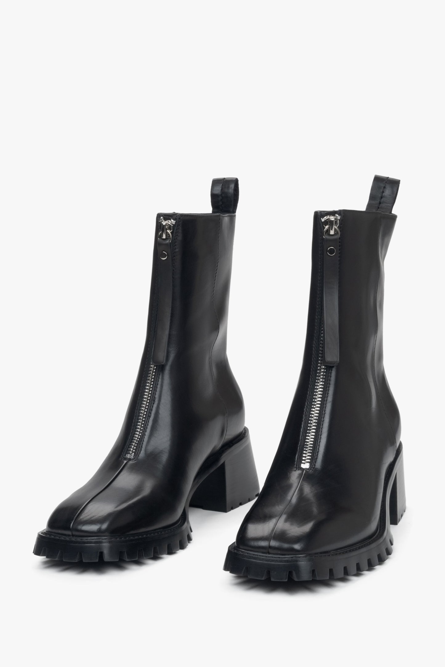 Damen-Stiefeletten in Schwarz mit niedrigem Absatz aus echtem Leder von Estro – Vorderansicht der Schuhe.