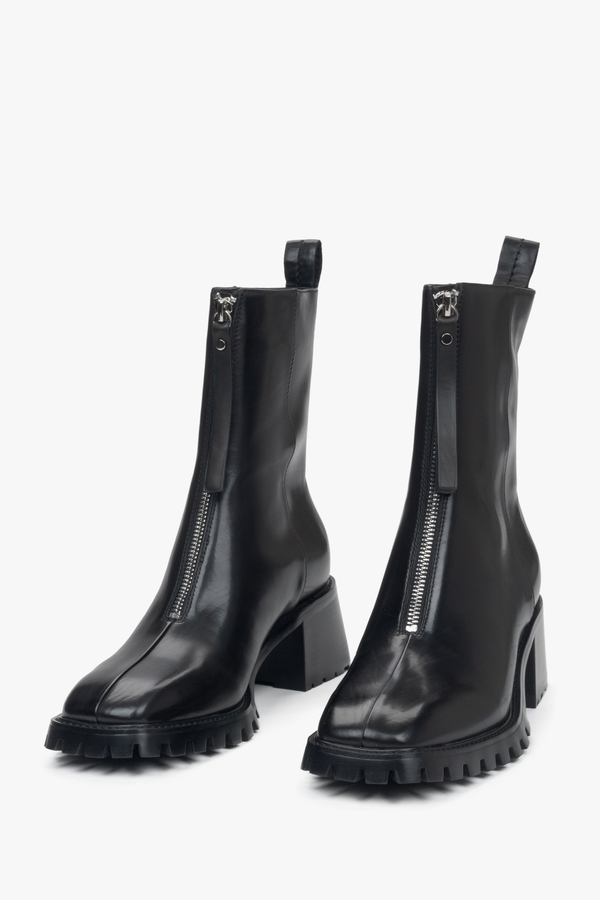 Damen-Stiefeletten in Schwarz mit niedrigem Absatz aus echtem Leder von Estro – Vorderansicht der Schuhe.