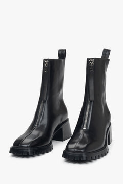 Damen-Stiefeletten in Schwarz mit niedrigem Absatz aus echtem Leder von Estro – Vorderansicht der Schuhe.