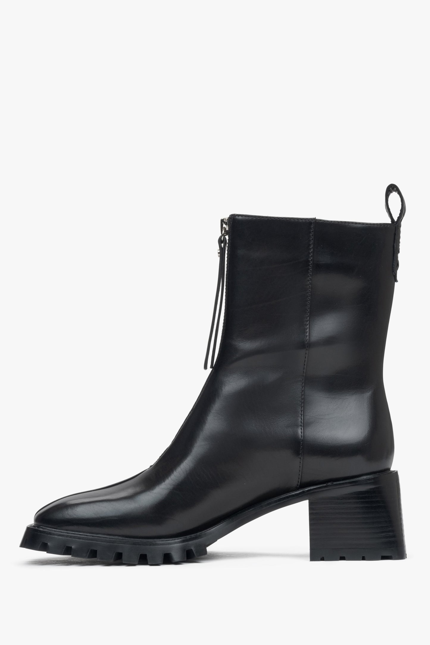 Stilvolle Damen-Stiefeletten in Schwarz aus echtem Leder mit niedrigem Absatz – Seitenansicht des Schuhs.