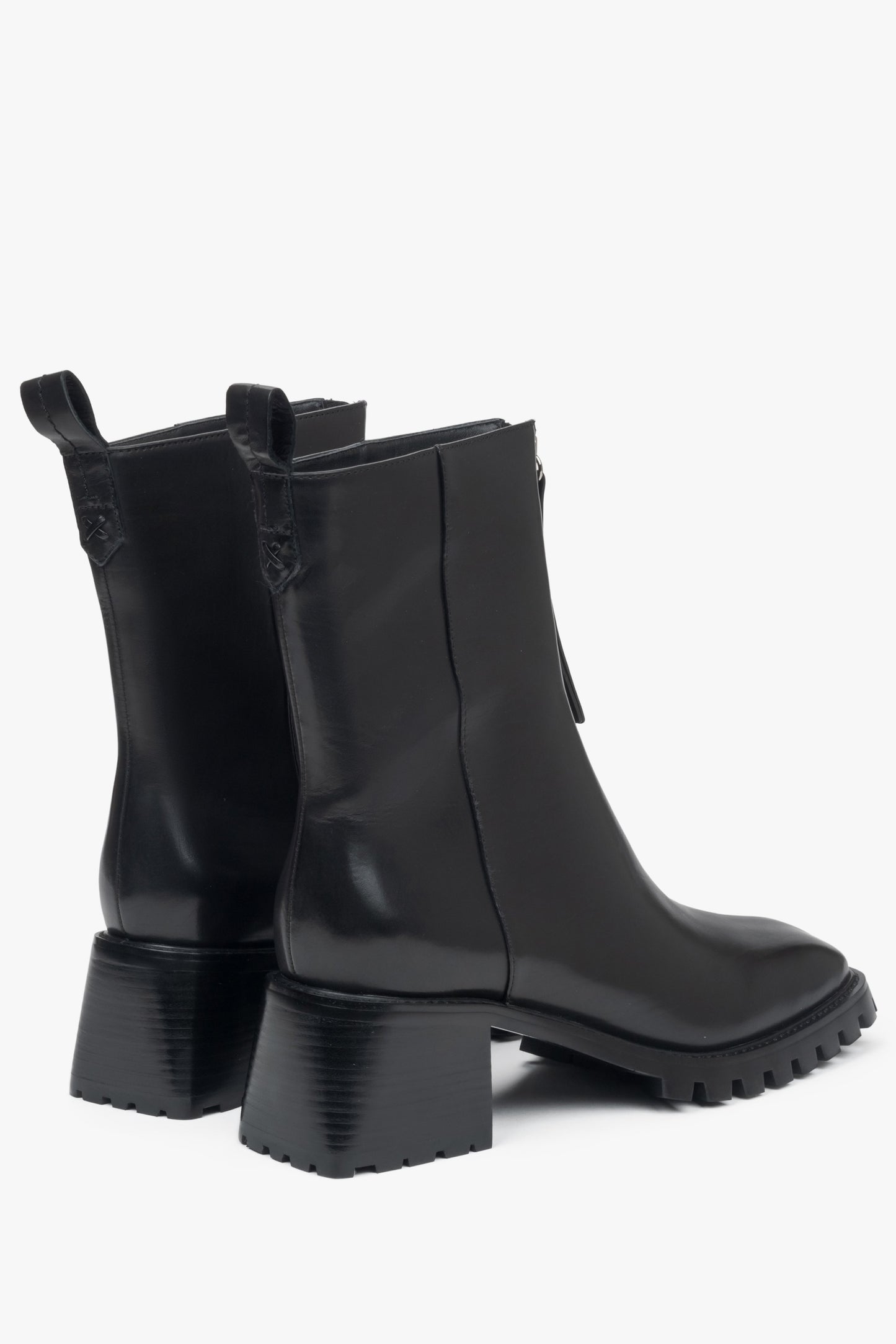 Damen-Stiefeletten in Schwarz aus echtem Leder mit niedrigem Absatz von Estro – Nahaufnahme des Absatzes und der Seitenlinie der Schuhe.