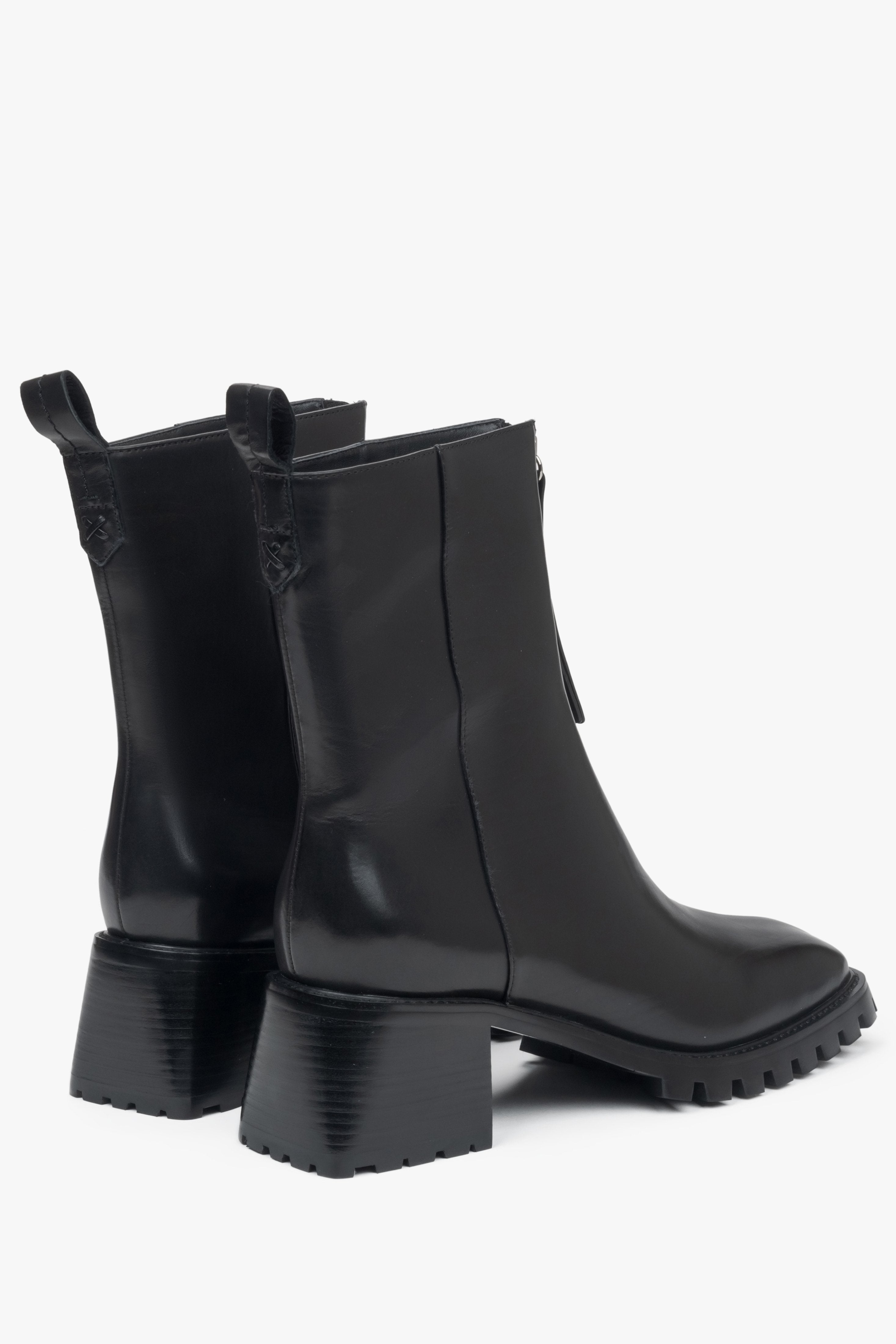 Damen-Stiefeletten in Schwarz aus echtem Leder mit niedrigem Absatz von Estro – Nahaufnahme des Absatzes und der Seitenlinie der Schuhe.
