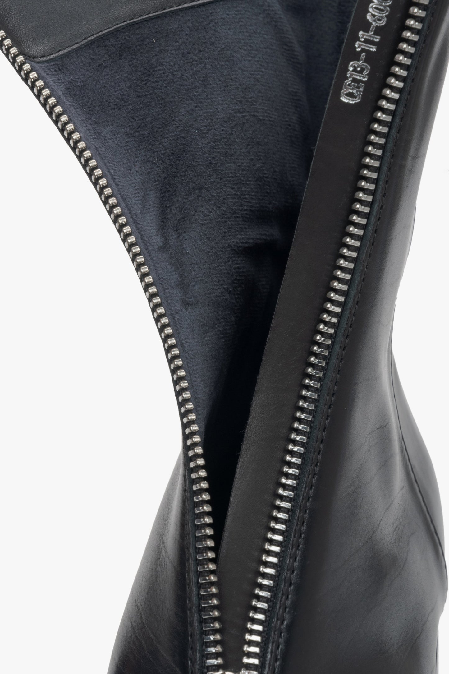 Elegante Damen-Stiefeletten in Schwarz aus echtem Leder mit niedrigem Absatz von Estro – Nahaufnahme der Details.